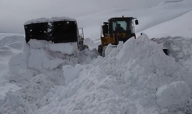 Hakkari'de karla mücadele: 143 yerleşim yerinin yolu ulaşıma açıldı