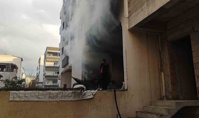 Hatay'da apartman dairesi ve metruk binada yangın
