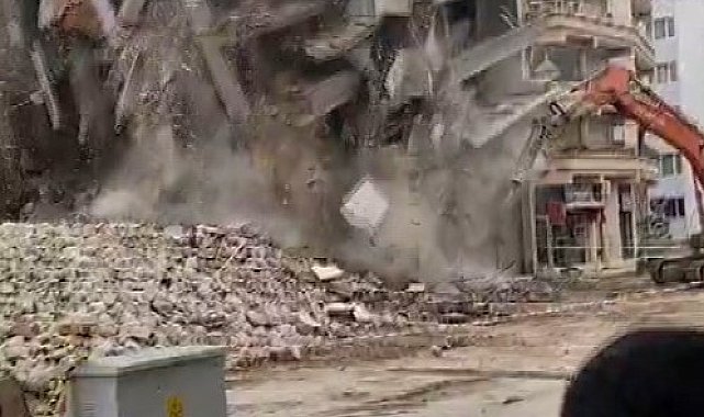 Hatay'da hasarlı 5 katlı bina iş makinesinin darbesiyle yerle bir oldu