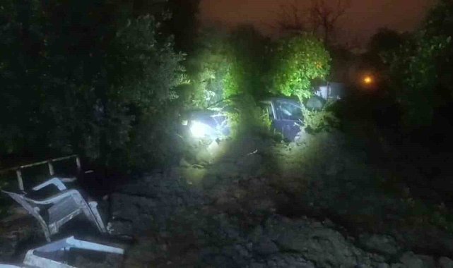 Hatay'da heyelan: Ev ve araç zarar gördü