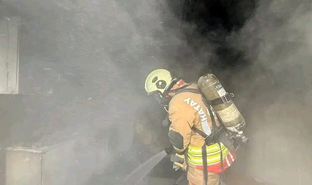 Hatay'da konteyner yangını büyümeden söndürüldü