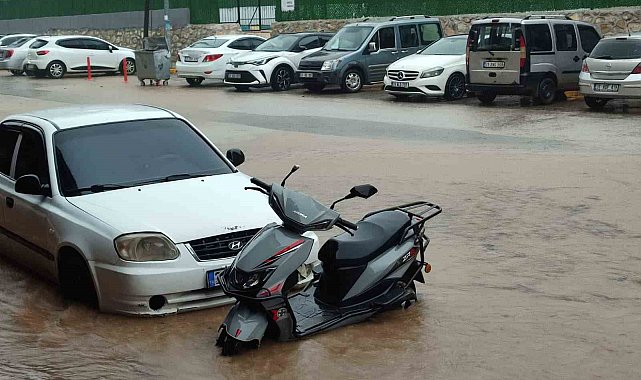 Hatay'da sağanak sele neden oldu, yollar göle döndü
