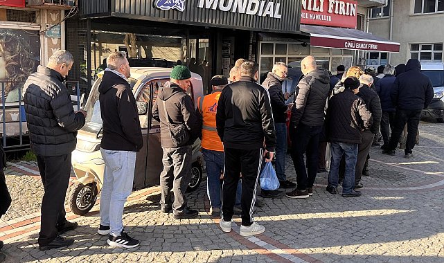 Hayrabolu'da Ramazan'da pide kuyruğu