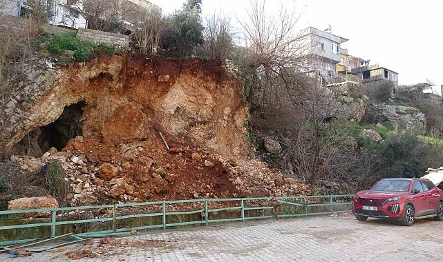 Heyelanla birlikte evlerin altındaki mağara ortaya çıktı