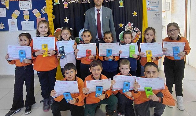 Hisarcık'ta İstiklal Marşı'nı hatasız ve ezbere okuyan öğrenciler ödüllendirildi