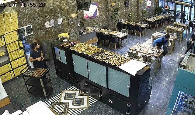 İftara saatler kala kebapçının tavanı çöktü, personel son anda kurtuldu
