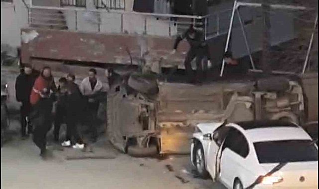 İki otomobil çarpıştı: 3 yaralı