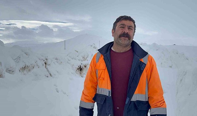 İlçe Tarım ve Orman Müdürlüğü ekipleri suların donduğu bölgedeki hayvanlara su götürdü