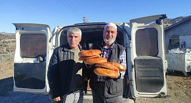 İmece usulüyle pide dağıtılıyor, pide girmeyen ev kalmıyor