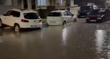 İnegöl'de sağanak hayatı felç etti: Bir sürücü, aracına sandalyeyle böyle bindi