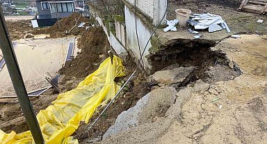 İnşaat kazısında toprak kaydı, yolun bir bölümü çöktü