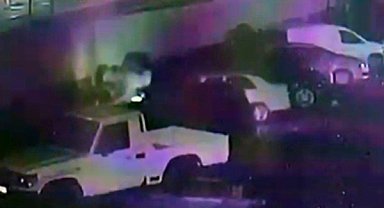 Isınmak için yaktığı ateş 5 aracı küle çevirdi