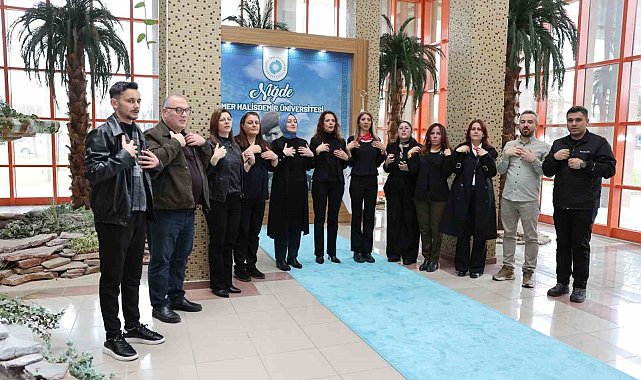 İşitme engelli öğrencilerin hayatlarını kolaylaştırmak için işaret dili öğreniyorlar