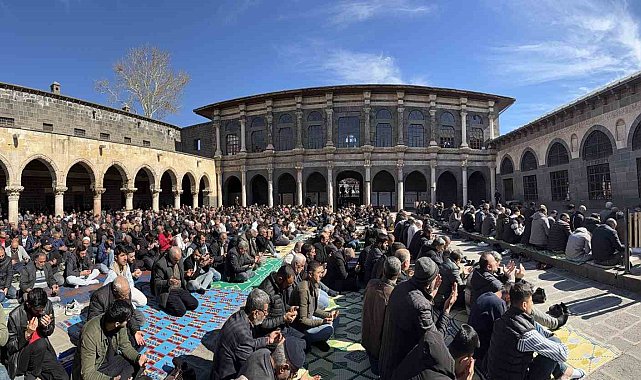 İslam aleminin 5. Harem-i Şerif'inde binlerce kişi Ramazan ayının ilk cuma namazında saf tuttu