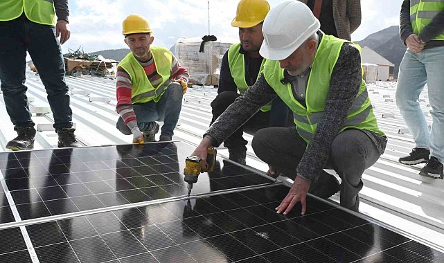 Isparta Belediyesi, pazar alanı çatılarına GES kuruyor
