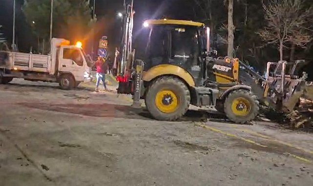 Isparta'da şiddetli fırtına cami külahını yerinden söktü
