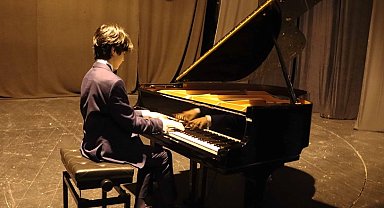 İstanbul Maltepe'de genç piyanist Tolga Bilget sahne aldı