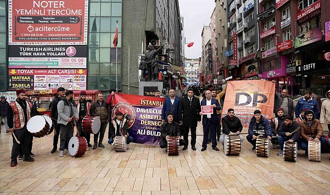 İstanbul'daki davulcular Şirinevler Meydanı'nda sessiz eylem yaptı