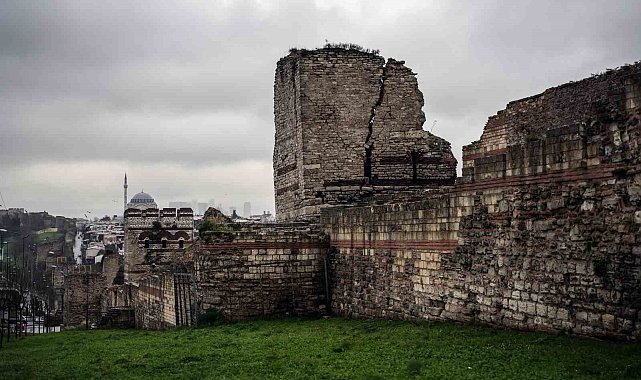 İstanbul'un Kara Surları yıkılmak üzere