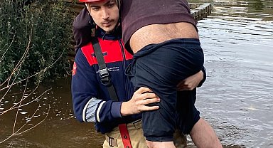 İtfaiye eri vatandaşı sırtında taşıdı