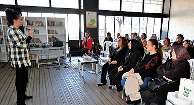 İzmir Bornova'da kadınlar hem üretiyor hem bilinçleniyor