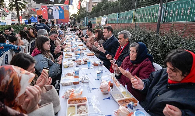İzmir Büyükşehir bu kez Karşıyaka'da sofra kurdu