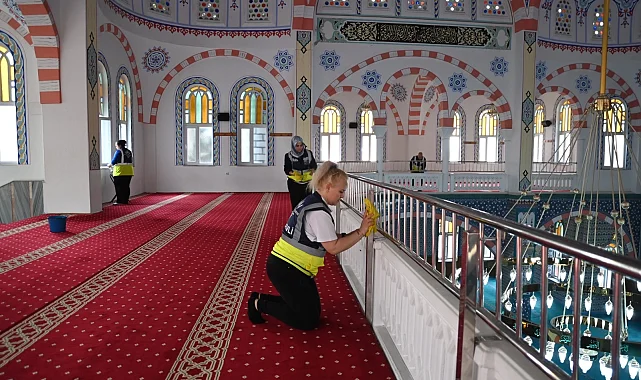 İzmir Karabağlar'da camilere ramazan temizliği