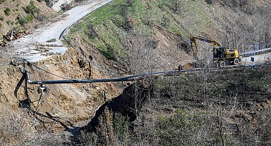 İzmir Ödemiş'te çöken yolda çalışmalar başladı