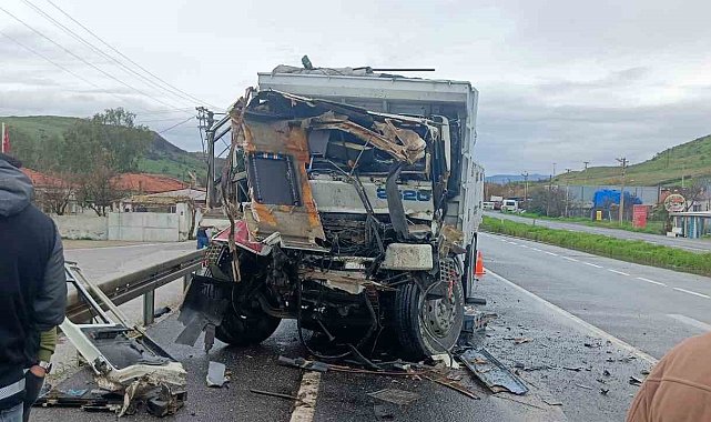 İzmir'de belediye kamyonuna arkadan çarpan sürücü hayatını kaybetti