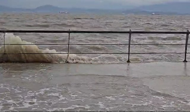 İzmir'de fırtına: Dikili'de deniz seviyesi yükseldi