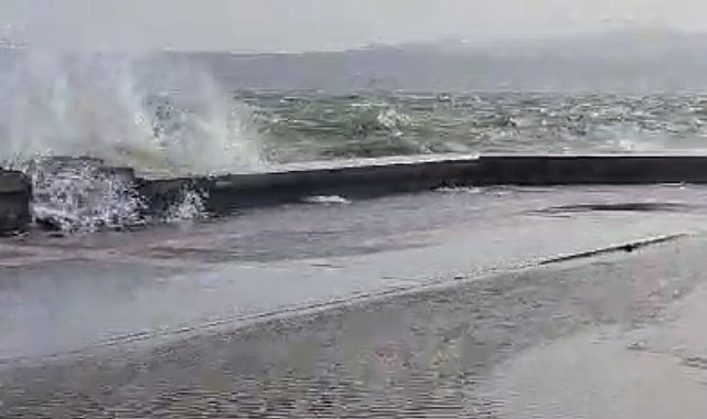 İzmir'de fırtınada sahil şeridindeki yollar sular altında kaldı