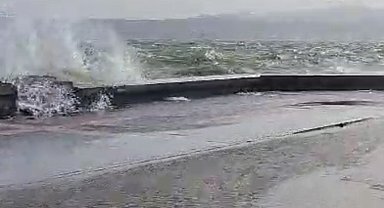 İzmir'de fırtınada sahil şeridindeki yollar sular altında kaldı