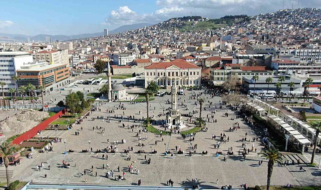İzmir'de güneşli havayı gören vatandaşlar sahile akın etti