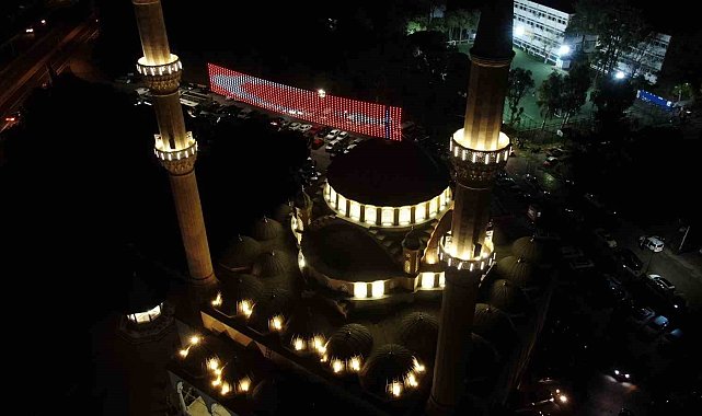 İzmir'de Ramazan ayının ilk teravih namazı kılındı