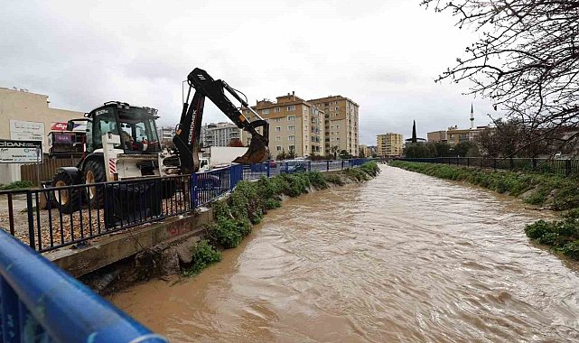 İzmir'de sağanak yağış: Büyükşehir ekipleri seferber oldu