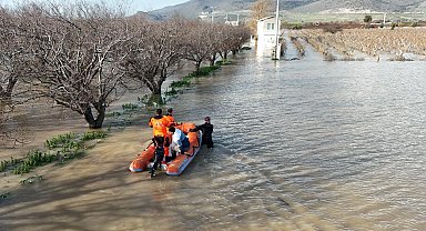 İzmir'de 50 yılda bir görülen meteorolojik tablo... Neden deniz yükseldi?