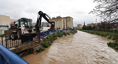 İzmir'de Büyükşehir ekiplerinden sağanak yağış seferberliği
