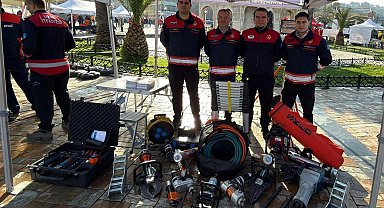 İzmir'de deprem anması: Arama kurtarma ekipmanları sergilendi