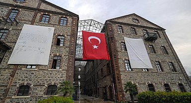 İzmir'de el koyma girişimine güçlü yanıt! Meslek Fabrikası'na Ata'nın imzaladığı belgenin görselleri asıldı