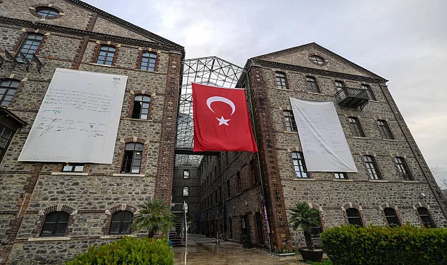 İzmir'de el koyma girişimine güçlü yanıt! Meslek Fabrikası'na Ata'nın imzaladığı belgenin görselleri asıldı