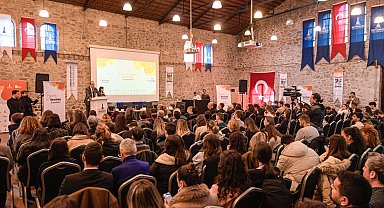 İzmir'de gençler ile iş dünyası aynı masada