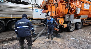 İzmir'de kuvvetli yağış: Belediye ekipleri sahada