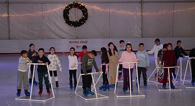 İzmir'de öğrenciler buz pistinde buluştu