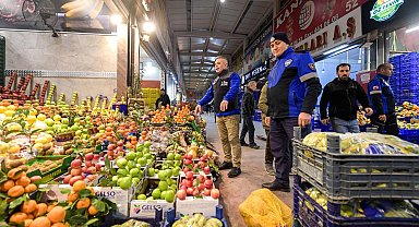 İzmir'in Hallerinde 2025 yılı rekoru: Su ürünleri ve sebze-meyve ticareti zirvede