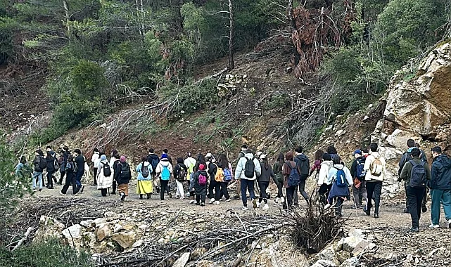 İzmirli gençler hem yürüdü hem sosyalleşti