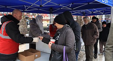 İzmit'te kandillik helva ikramı