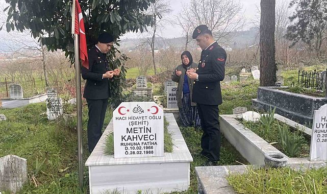 Jandarma şehit ailesini ve kabrini ziyaret etti