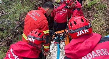 Kabak Koyu'nda kayalıklardan düşen genç kurtarıldı