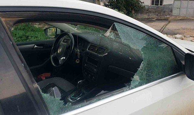 Kaldırım taşıyla camını kırdıkları otomobilden depremzede vatandaşın 100 bin TL'sini çaldılar