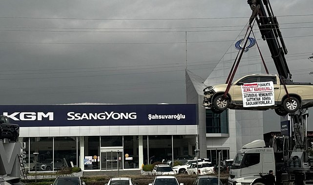 Kamyoneti vinç ile asıp firma önünde eylem yaptı